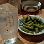 酒食堂 虎ノ門蒸留所 - おつまみの枝豆とジントニック
