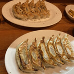 Usagishokudou - 奥→レモン餃子
                        手前→焼き餃子