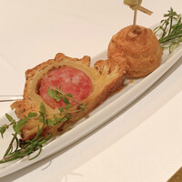 メゾン ポール・ボキューズ - ①アミューズブーシュ　リヨン風ソーセージパイ包み　グジェール