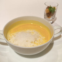 メゾン ポール・ボキューズ - ②カボチャのポタージュ　白トリュフの泡　栗とクルトン