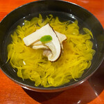 銀座 しのはら - 甘鯛と松茸入り菊の花びらを使用したお椀