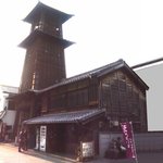 菓匠右門 - 川越鐘つき通り"菓匠右門" 時の鐘店のベンチと時の鐘