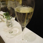 レストラン　エスカリエ - スパークリングワイン、グラスで630円