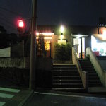 レストラン　エスカリエ - 外観。階段がお店の名前「エスカリエ」
