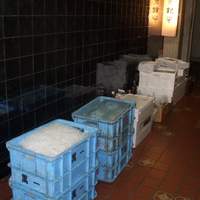 銀平 北新地店 - 店の前に並ぶ鮮魚のトロ箱。