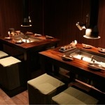 青山 鶏味座 - 半個室のテーブル席