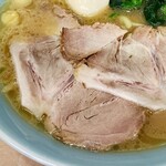 横濱ラーメン あさが家 - チャーシューは2枚。味付けはしょっぱめ。