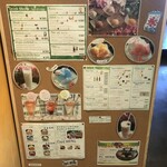 kuwanchaitaishokudou - 店頭のメニュー看板