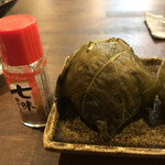 居酒屋ふらっと - めはり寿司　ハウスの七味との大きさの比較