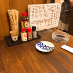 居酒屋ふらっと - テーブルの上に
塩・七味・胡椒・お醤油・お箸・爪楊枝・灰皿・
出してくれた　小皿・おしぼり