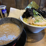 麺屋 次男坊 - 濃厚背脂つけ麺大盛(¥900)+バラのり(¥150)