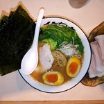 地鶏豚骨らーめん ひなわ - ひなわラーメン・燻製ももチャーシュー増し