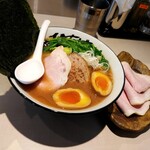 地鶏豚骨らーめん ひなわ - ひなわラーメン・燻製ももチャーシュー増し