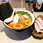 地鶏豚骨らーめん ひなわ - ひなわラーメン・燻製ももチャーシュー増し