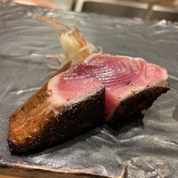 江戸前 鮨 服部 - 戻りカツオの藁焼き 藁で炙ったばかりのカツオ。皮目が香ばしい。軽く表面を炙っただけ。カツオは塩味っがついてあり カツオの中はほの冷たかった。美味しい。
