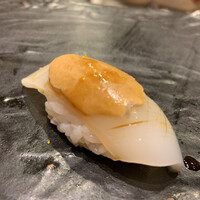 江戸前 鮨 服部 - イカ、スルメイカの肝のせ スルメイカの肝、初めていただきました。ちょっとイカの塩辛味わい。