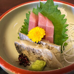 天ぷら専科 於加和 - お造りのまぐろと太刀魚。もちろん魚はその日しだい
            たでも添えて、丁寧でした