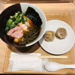 ラーメンWalkerキッチン - 「黒木と宮崎の超中華蕎麦」1300円と「スペシャルコラボ焼売」400円