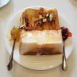 みみ - トーストは厚いです