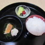 ごはんとお吸い物とフルーツ