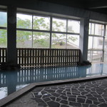 旅館すがわら - 時間帯で入れ替わる大浴場　お湯の色が青く濁ってる！