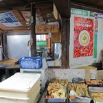 讃岐うどん がもう - うどんを受け取ったら、こちらに進みトッピングを選びます。目の前がお会計。