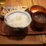 Nikujiru Gyouza No Dandadan - 肉汁焼餃子定食