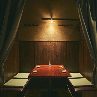 [Private table room] and [Private room with sunken kotatsu] Indirect lighting creates an atmosphere.