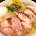 塩生姜らー麺専門店 MANNISH 淡路町本店 - 塩生姜らー麺 肉玉入  麺大盛 ¥1,150＋100  オーダー通してから一心不乱に調理し5分程で着丼。生姜の香りはそれほど強くなく、透き通ったスープには生姜油が程よく浮いています。