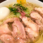 塩生姜らー麺専門店 MANNISH - 料理写真:麺の固さはデフォルト以外受けれないとのことですが、最後に差し掛かるとやや柔らかくなります。鶏チャーシューは柔らかさと噛みごたえのあるモモ肉で絶品。途中でスープ混ぜると沈んだ生姜が浮き出て味の変化も。