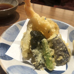 蕎麦五反 - 天ぷらの盛り合わせ。