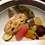 一心 - 焼き物（秋刀魚杉板焼、銀杏、茗荷寿司、蓮根、冬瓜含め煮、百合根茶巾、衣かつぎ）