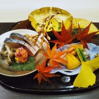 銀座 よし澤 - 八寸　香住蟹と春菊と白舞茸のおひたし　秋鯖と菊おろし　牡蠣と柿