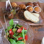 ヴィラ・アイーダ - 【朝食】パン、サラダ