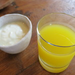 ヴィラ・アイーダ - 【朝食】ヨーグルトとオレンジジュース