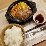 イエロー テント - ハンバーグ 680円