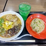 金久右衛門 - ◆味噌豚骨ラーメン・セットチャーハン（小）・メロンソーダ◆♪