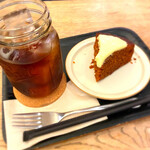 ジ・アザーサイド・コーヒー - 水出しコーヒーとキャロットケーキ