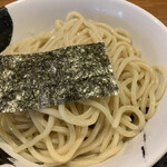 Nibo Shi Chuuka Ra-Men Hachi - 麺はツルリ、モチモチ食感の太麺