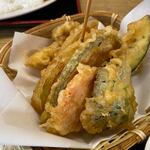 Osamurai Chaya Hikoemon - 添えられた天ぷらは地元の野菜を使った天ぷら、天つゆは蕎麦と併用でした。