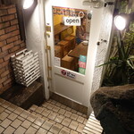 Taiya Tai Raorao - お店の入り口は少し下がったところに