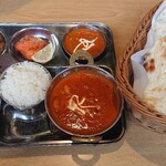 ナンセンター - ターリーセット 二種類とカレーでハーフナンとライスが楽しめる