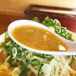 らーめん菜館はじめ - スープは少しピリ辛。コクがあり香りも良くて美味いですなぁ。