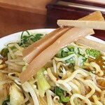 らーめん菜館はじめ - メンマもたっぷり入ってます。歯ごたえがあるタイプです。