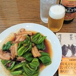 中華レストラン さんぷく - ピーマン炒めとビールはモルツ