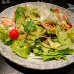 千力 - 山盛りの野菜サラダ500円