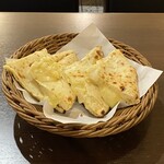 本場インド料理専門店 ディプパレス - チーズナン　