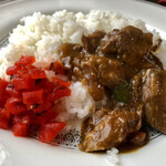 軽食＆ラーメン　こまがた - カレーを少しかけたところ　牛タンがゴロゴロ入ってます。