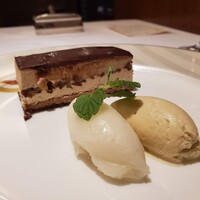 レストラン アラジン - 温かいデザート　チョコケーキと梨とマロンのアイスクリーム添え