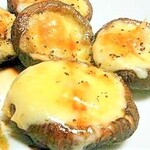 Great for snacks! Grilled shiitake mushrooms with cheese 880 yen (excluding tax)